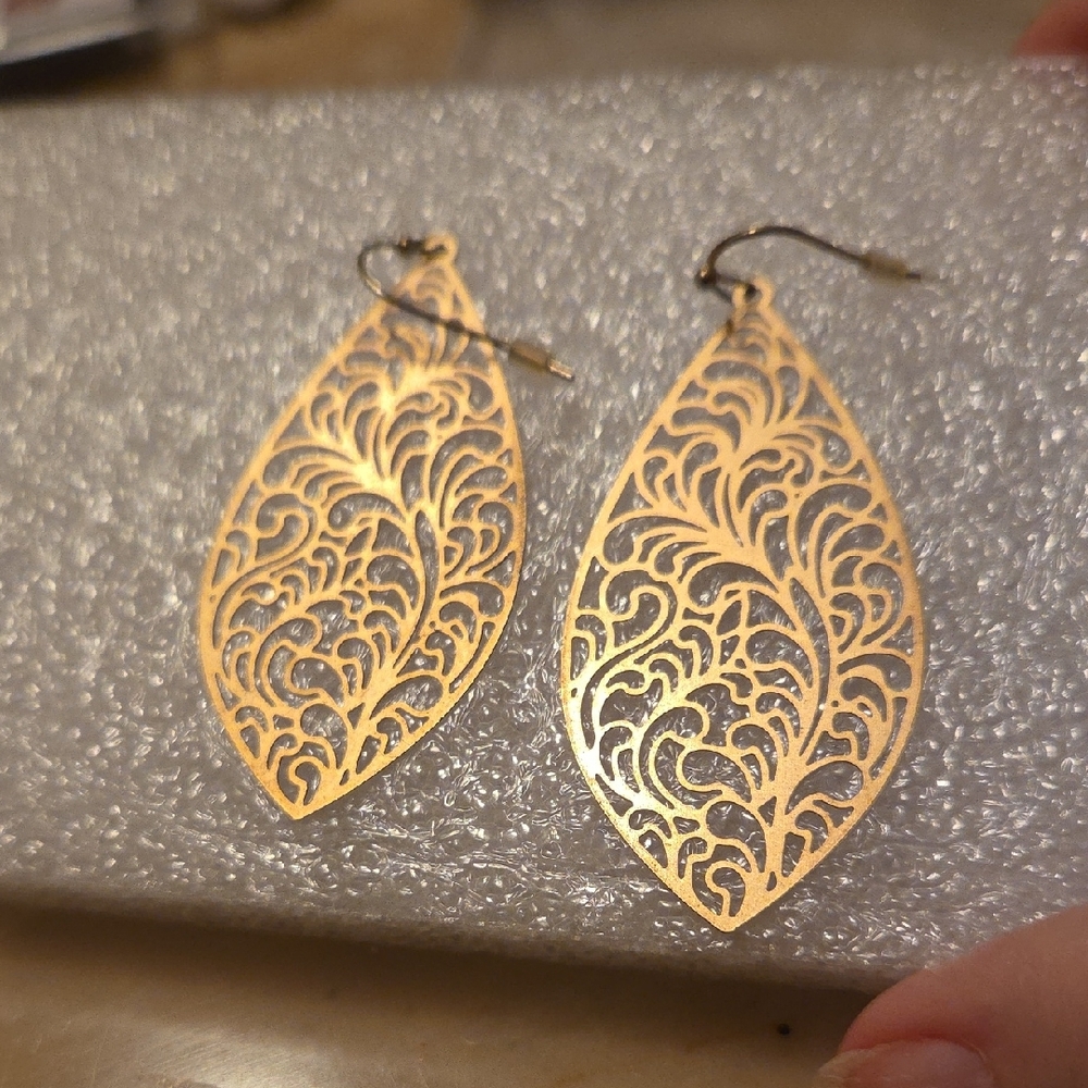 Elegant Gold Filigree Leaf Earrings